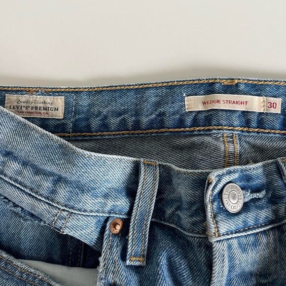 Levi’s Light Washed Straight Leg Jeans - Picture 3 of 7